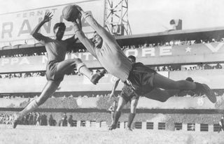 Amadeo Carrizo, Footballer, Goal Keeper, Argentinia at a match against Chile