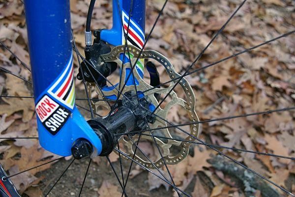 The front hub uses a 2:1 lacing pattern to help equalize spoke tension.