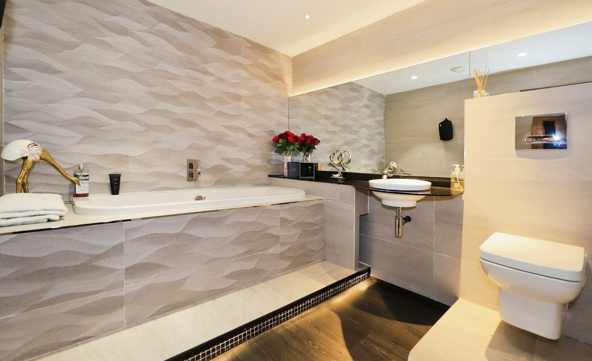 A white ceramic bathroom with black floorboards