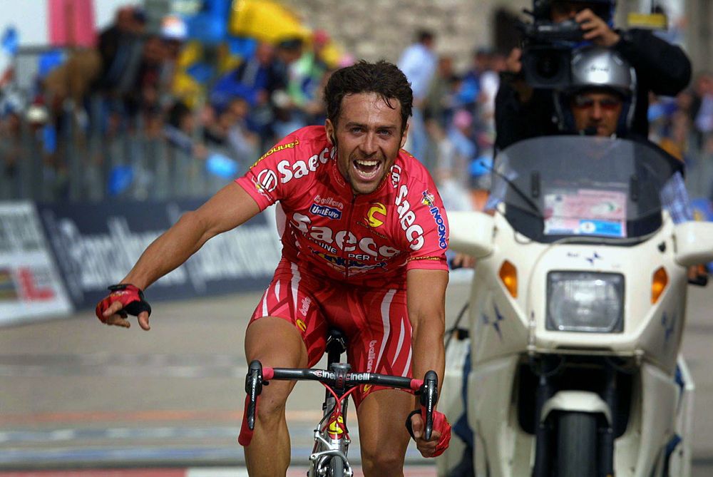 Gilberto Simoni (Saeco) celebrates a stage win in the Giro