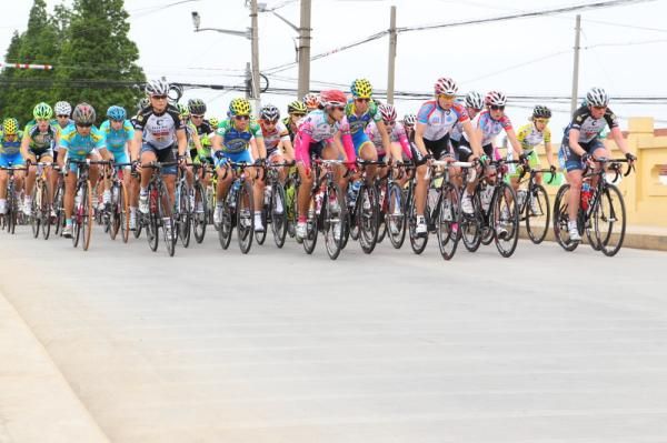 The peloton crosses a bridge
