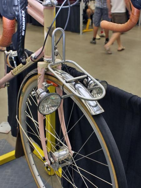 A Schmidt dynamo front hub powers dual front headlights while a small front rack is on hand to carry some gear.