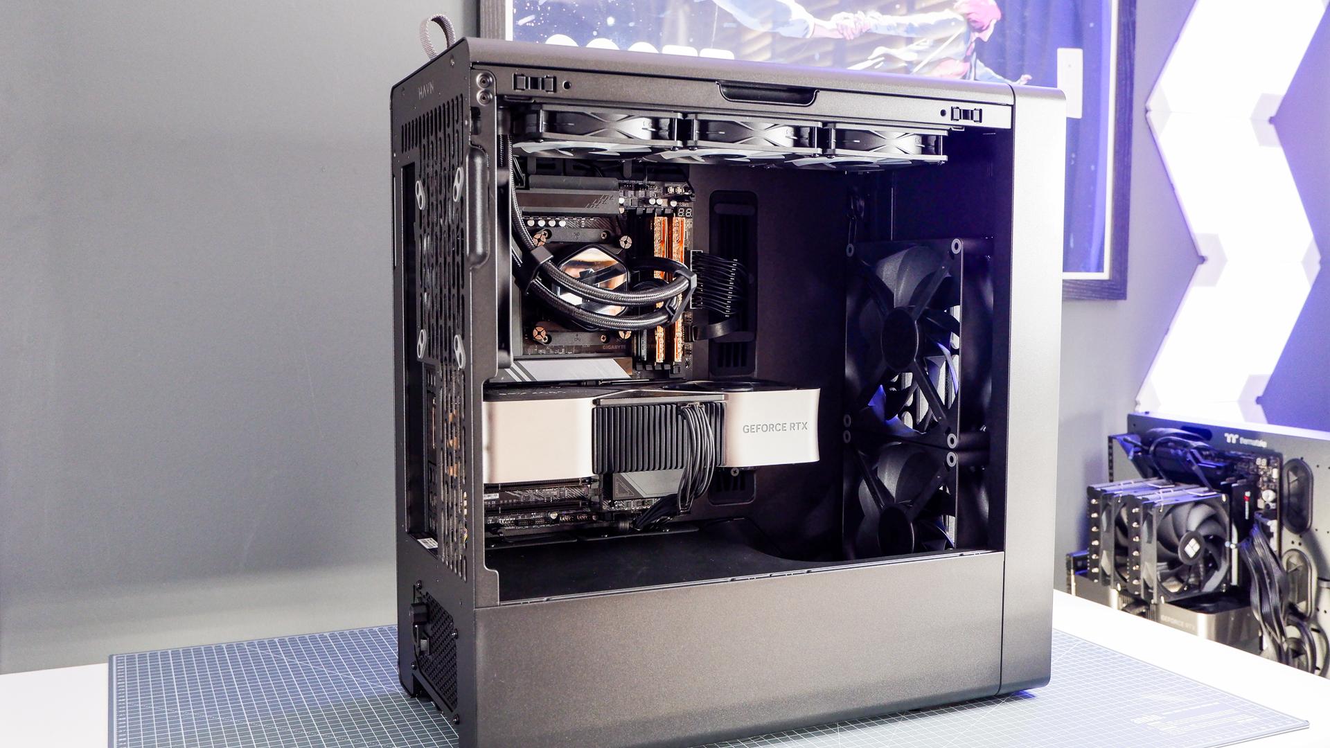 The Havn BF 360 PC case in both black and white with panels removed.