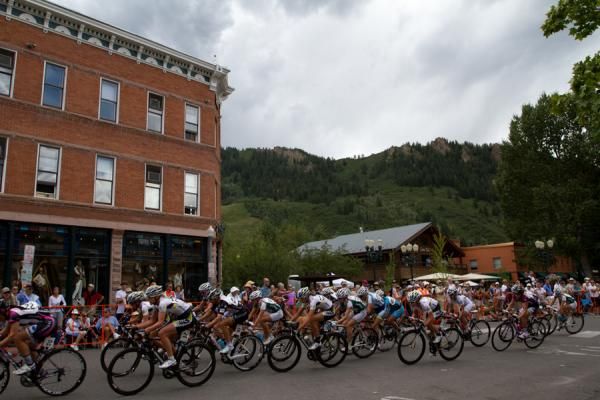 Women's peloton passes by iconic Aspen scenery and architecture