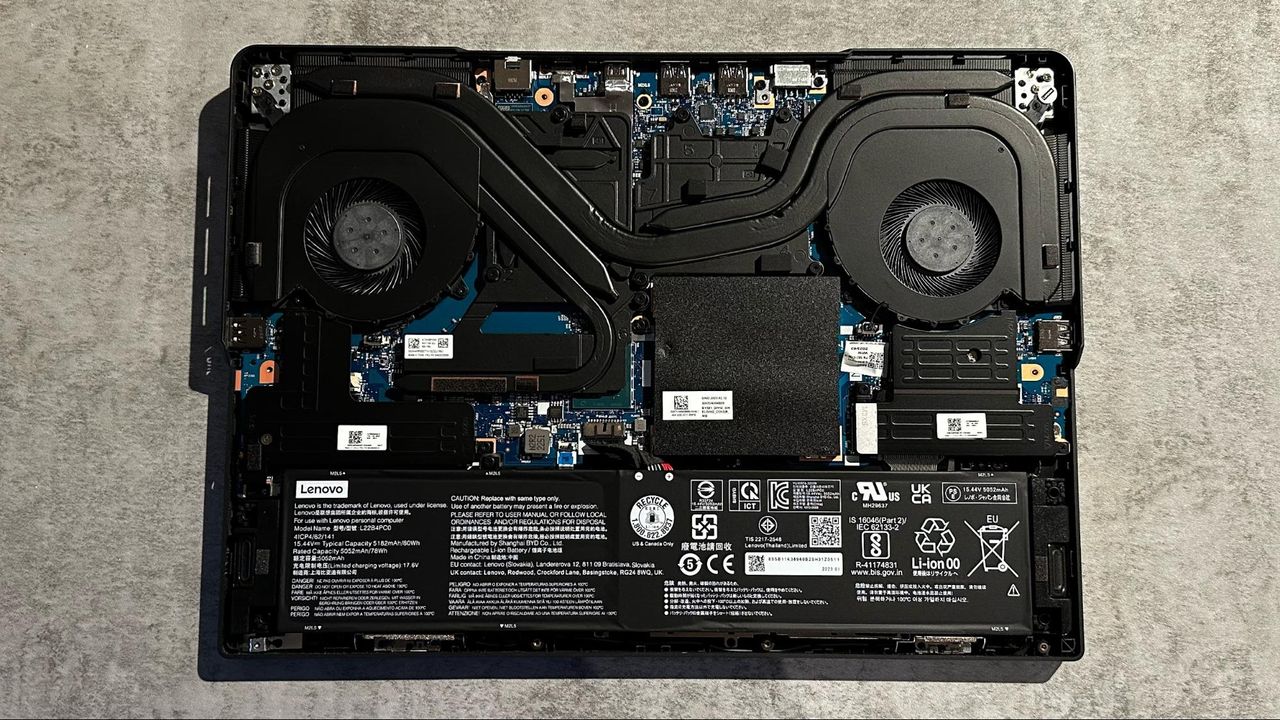 Lenovo Legion Pro 5i (Gen 8) Insides