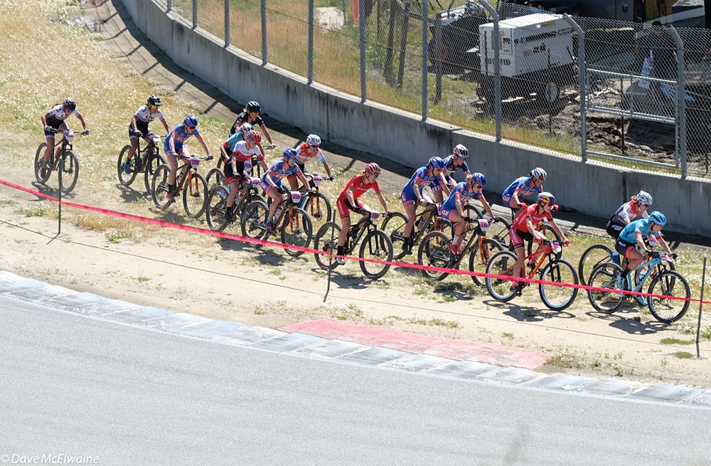 Evie Richards (Trek Factory Racing) at the front of the lead group