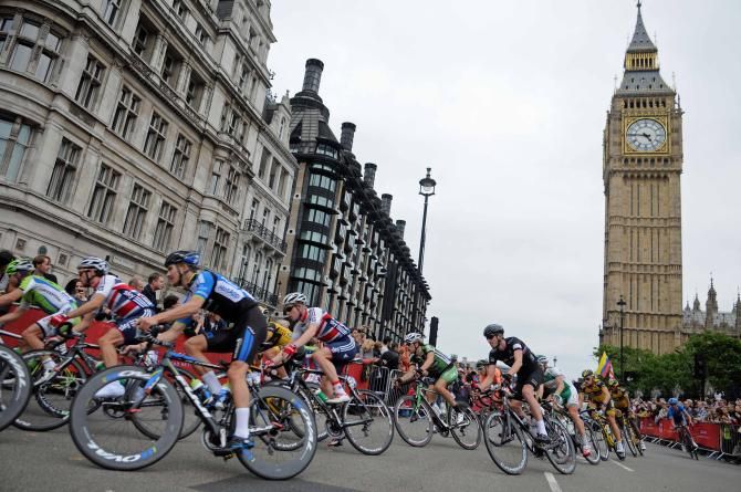 The peloton heads past Big Ben