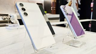 Två stycken Samsung Galaxy S23 FE står uppställda bredvid varandra på ett vitt bord.