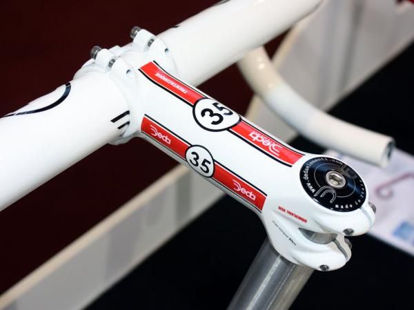 The matching Deda Trentacinque stem is still light at just 136g (110mm) despite the larger handlebar clamp diameter.