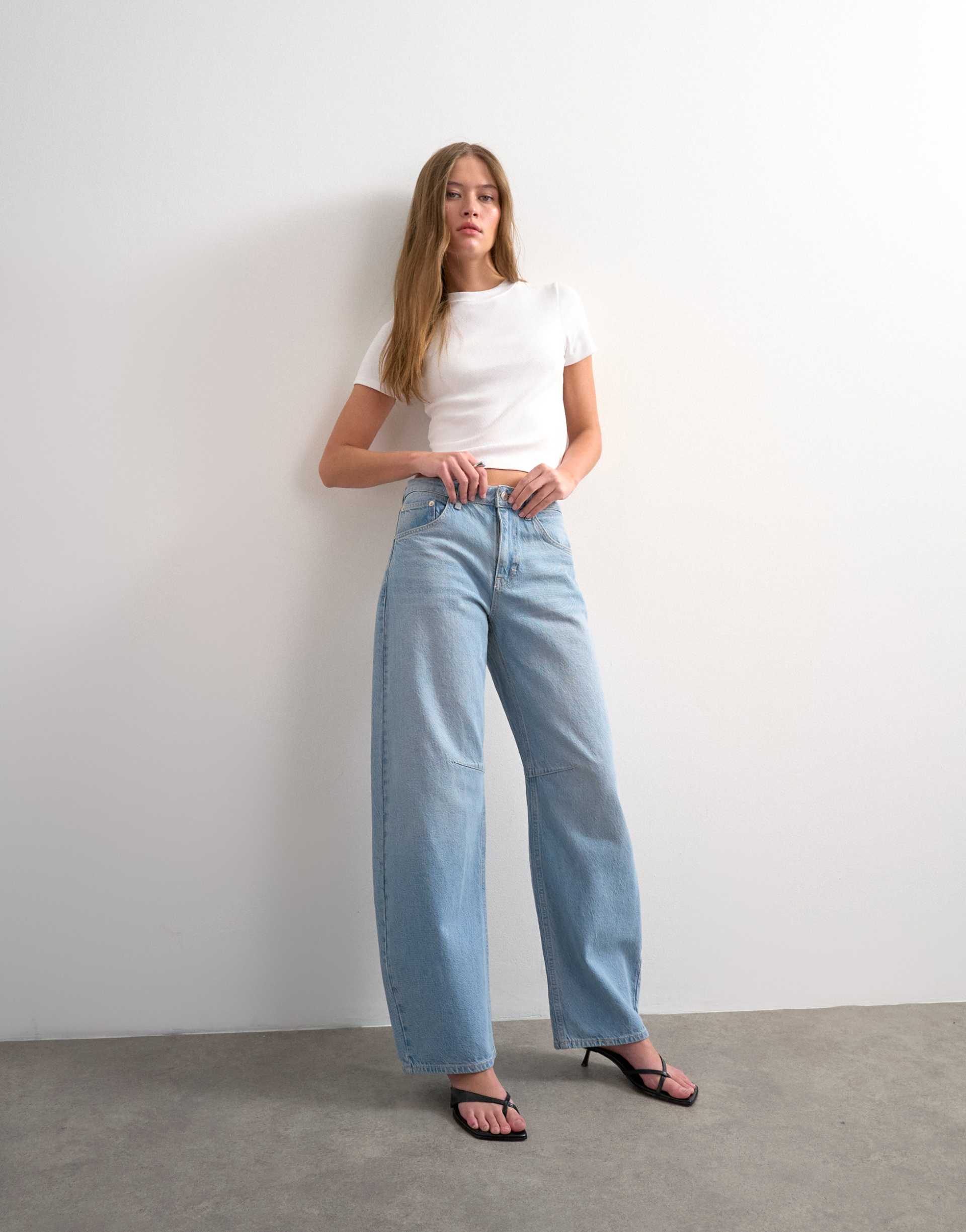 Topshop, Barrel Mid Rise Jean in Bleach