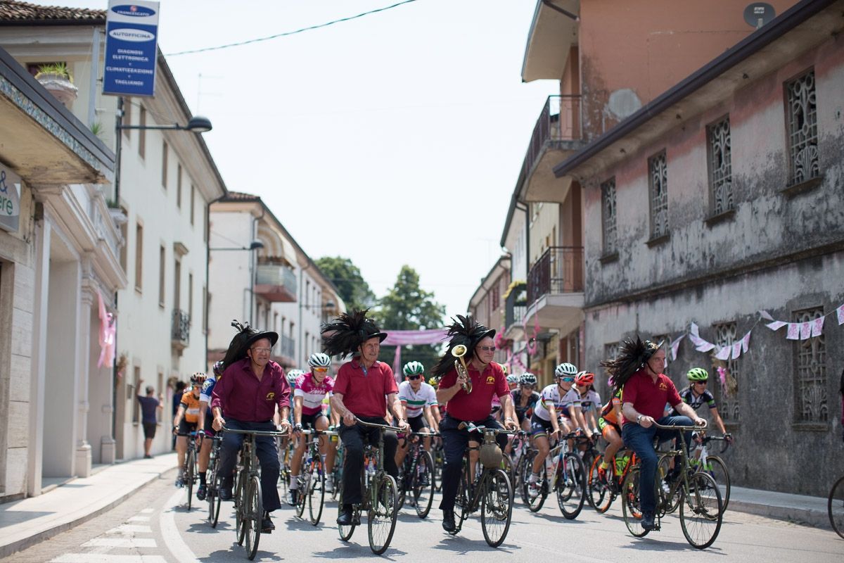 The peloton escorted out for stage 1