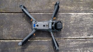 Drone DJI Mavic 3 Pro sur une table en bois