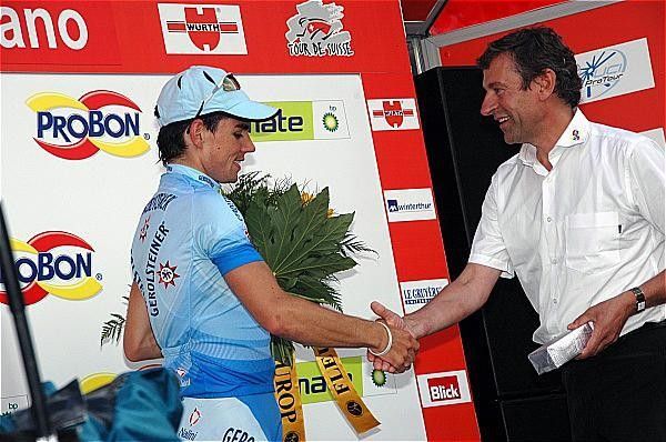 Fothen accepts the rewards from winning the stage.
