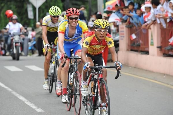 Bambang Suryadi (Polygon Sweet Nice Indonesia) is leading the front bunch at km 30 Tabe Patah area in Stage 3 Tour de Singkarak 2012.
