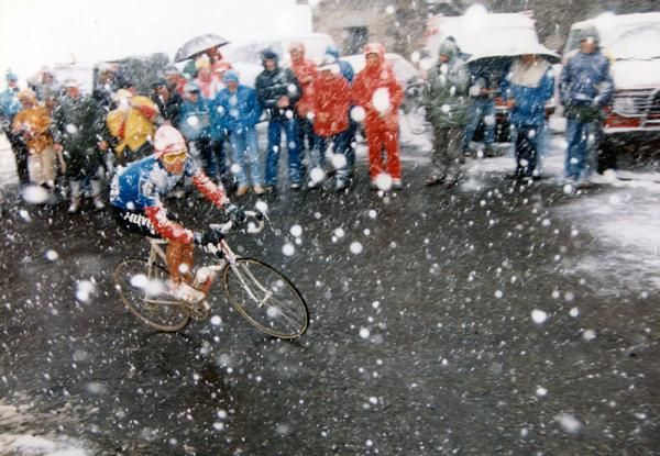 Andy Hampsten rides his way into Giro d'Italia lore and legend on the Gavia Pass.