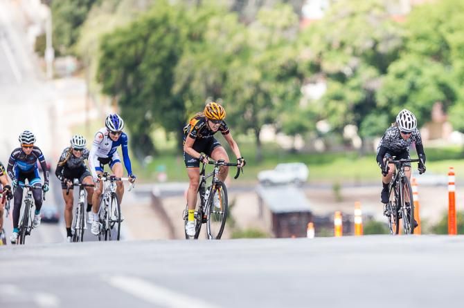 Karol Ann Canuel (Specialized-Lululemon) attacks