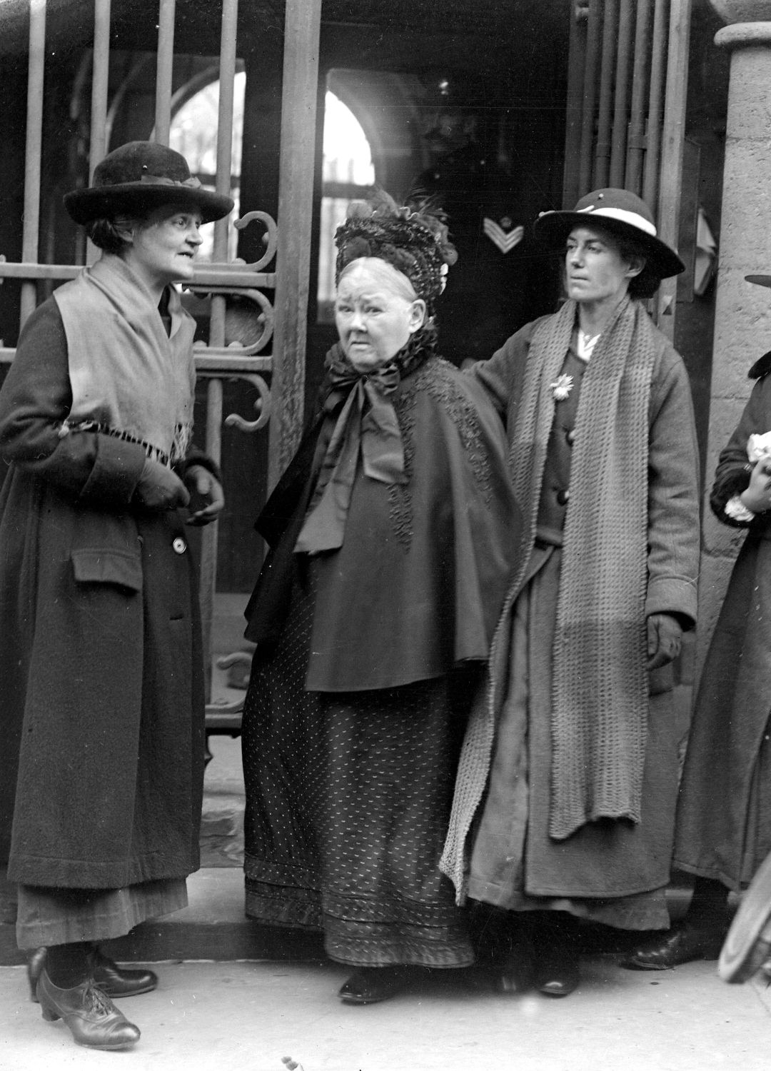 A black and white photo of Edith Swan (centre)