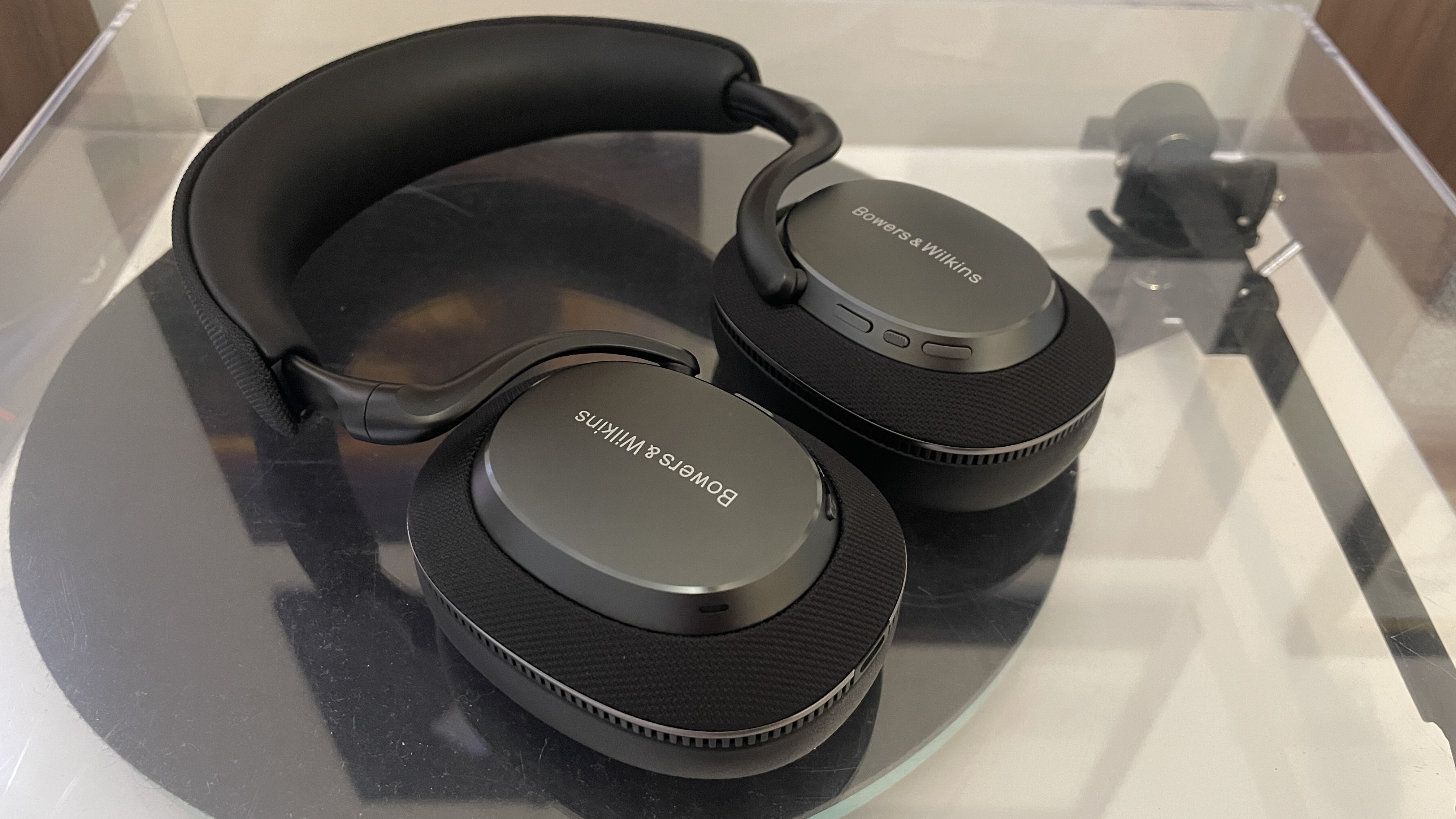 Bowers & Wilkins Px7 S3 on a clear turntable case