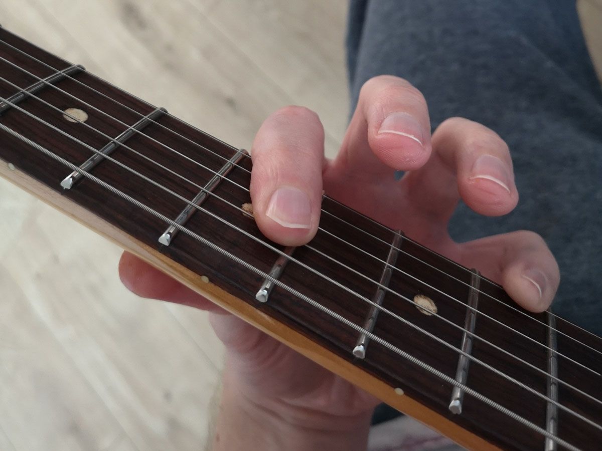 How to play the D chord on guitar