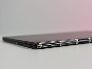 Does Lenovo Yoga Book C930 have a microSD memory card slot