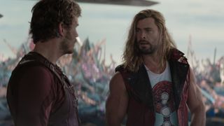 Thor habla con Star Lord antes de que el dúo se separe en la película de Marvel Thor 4