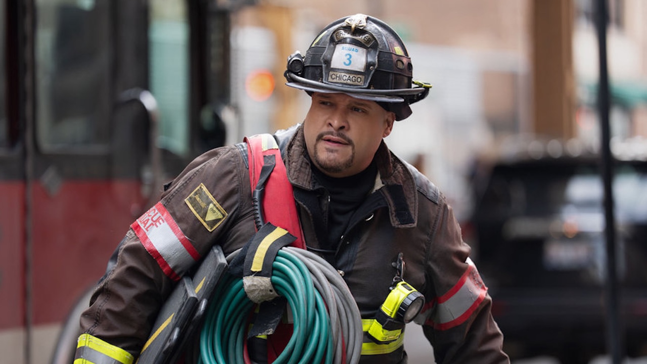 Cruz carrying gear to an emergency in Chicago Fire Season 14x16