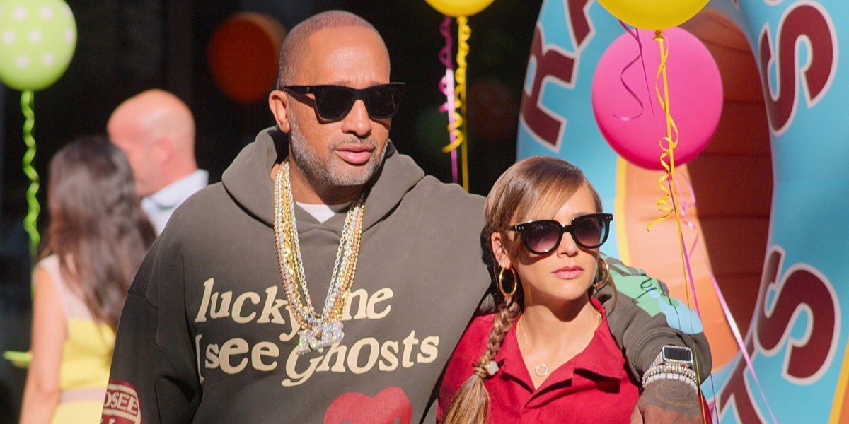 Kenya Barris as himself and Rashida Jones as Joya Barris in #blackAF (2020)