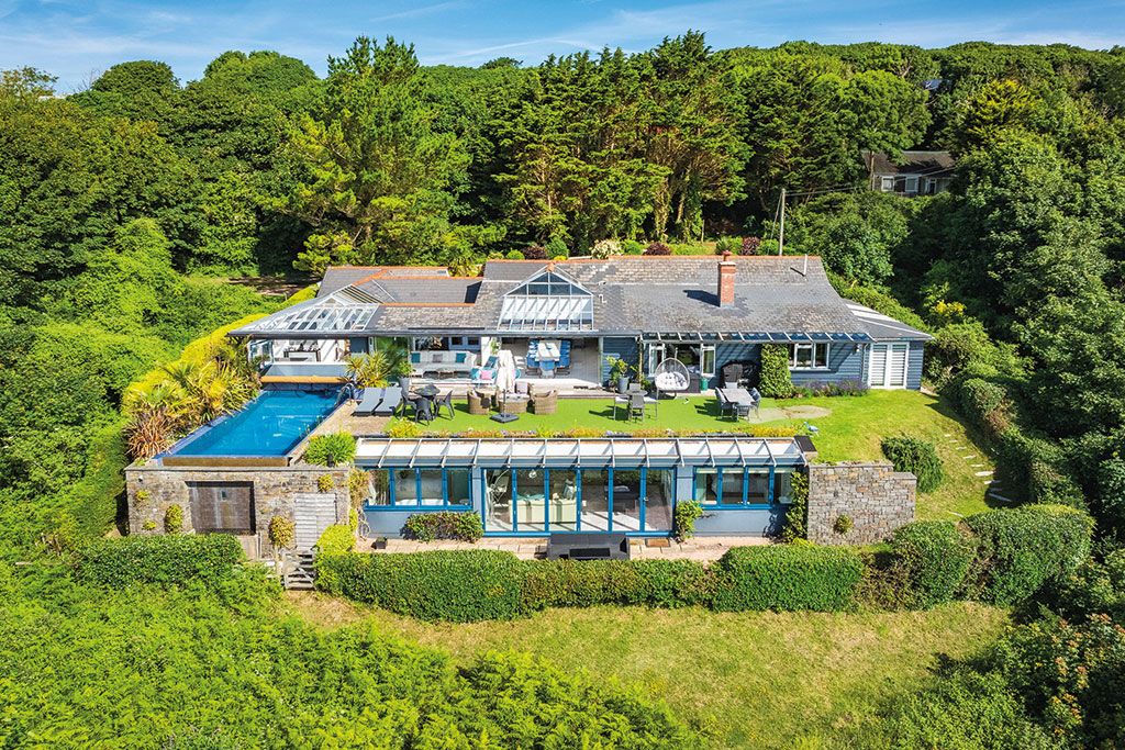 Properties for sale overlooking the sea: Mount Severn, Freshwater East, Pembrokeshire