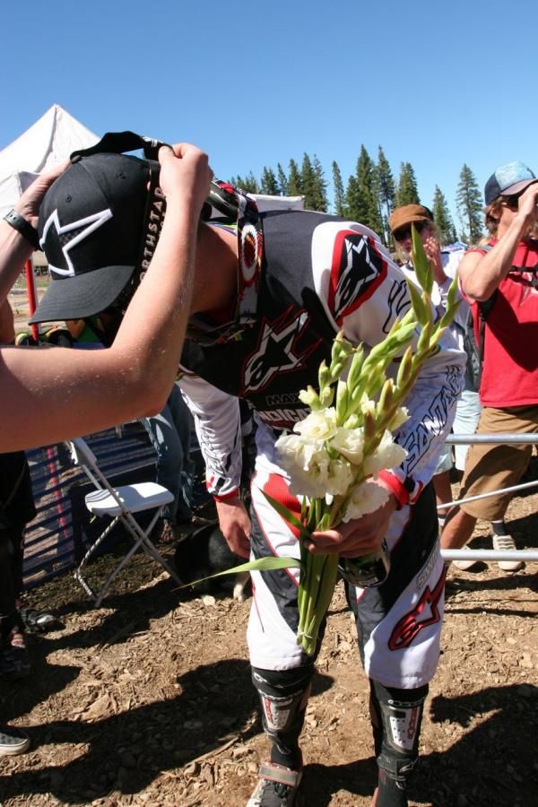Greg Minnaar (Santa Cruz Syndicate) accepts his medal.