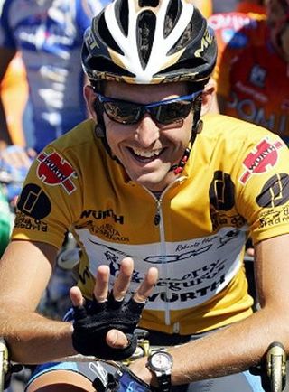 Roberto Heras counts his victories at the start of the final stage of the 2005 Vuelta