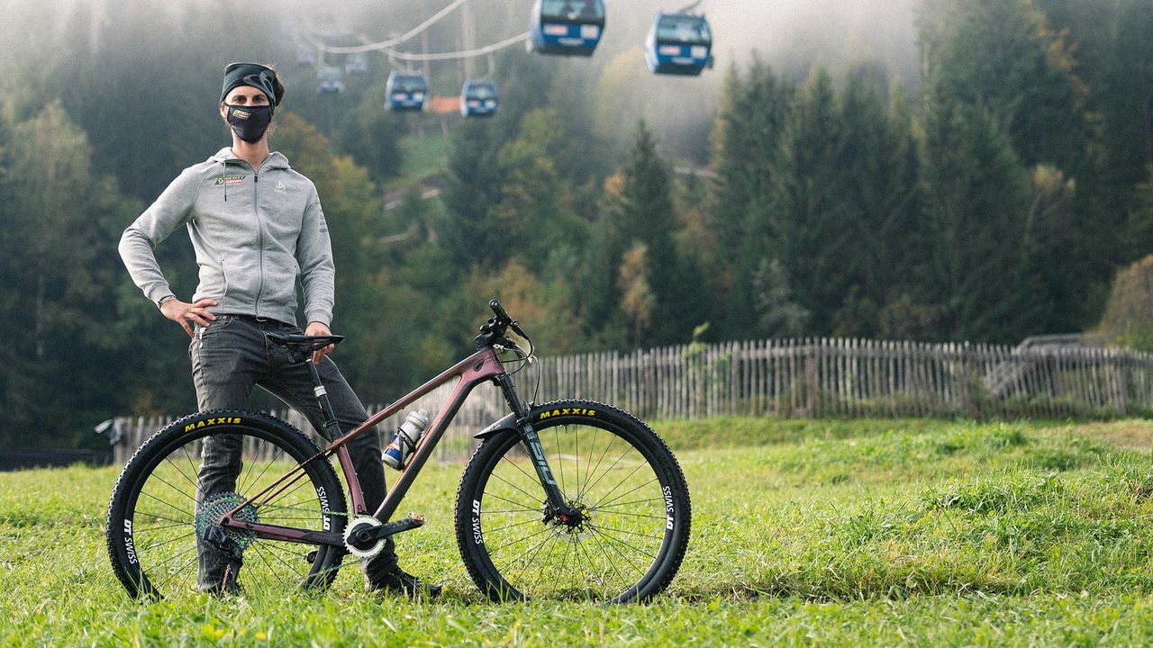 Kate's mechanic and a cycling celebrity in his own right, Brad Copeland, with her 2020 World Championship bike