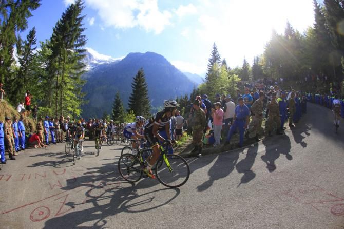 Riders tackle the final climb on stage 10 of the Giro d'Italia