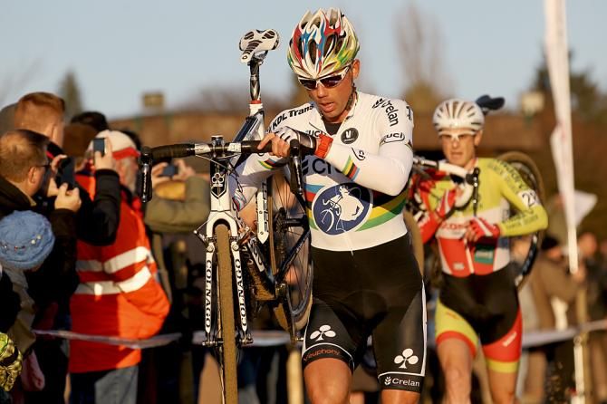 Sven Nys on the run through the sand