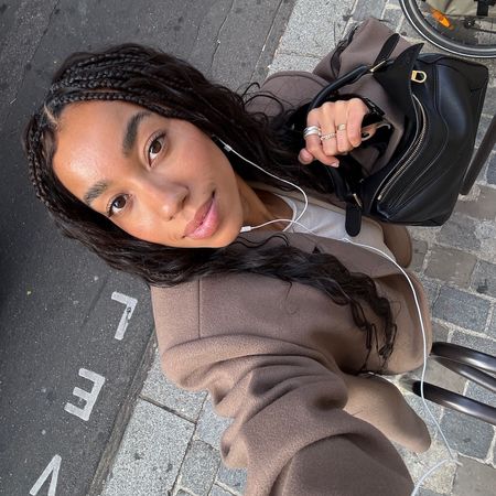 A photo of @amaka.hamelijnck taking a selfie