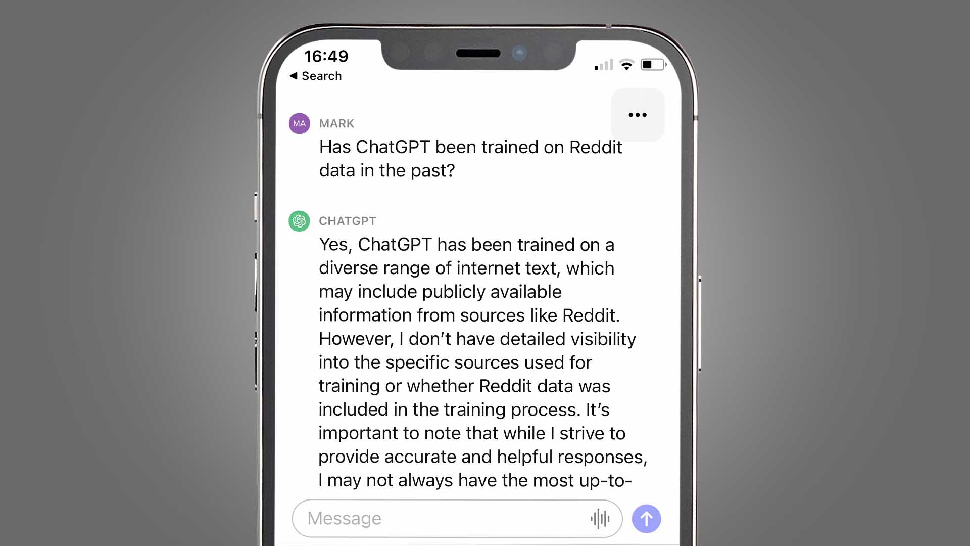 Un iPhone sobre un fondo gris que muestra una respuesta sobre Reddit en la aplicación ChatGPT para iPhone