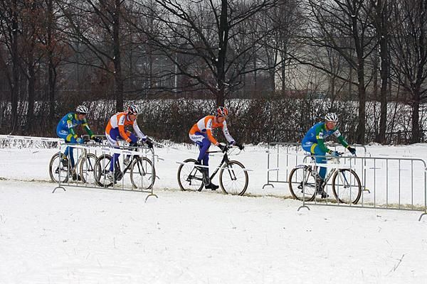 Thijs Al leads the front group in the snow.