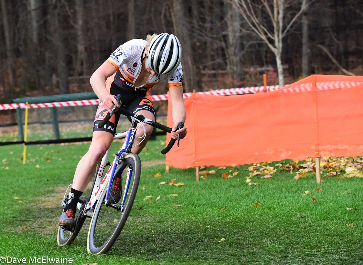 Scott Smith (JAM/NCC/Vittoria) digs deep with less than a lap remaining.
