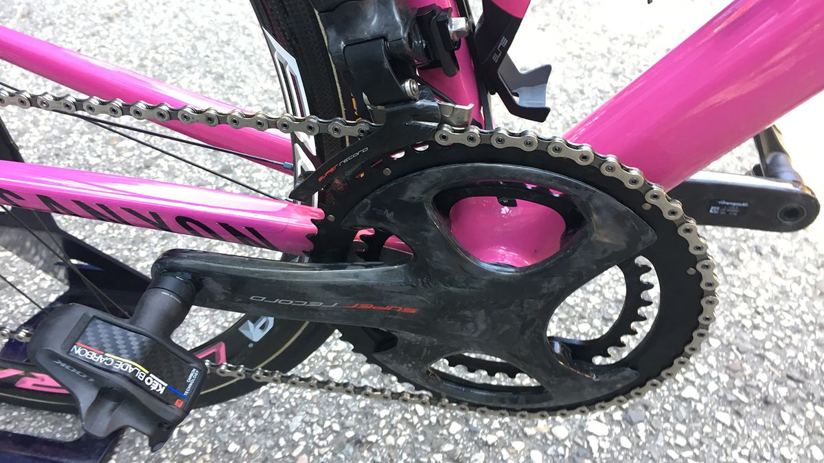 When the power meter cranksets were not fitted, Carapaz had a standard Super Record crankset