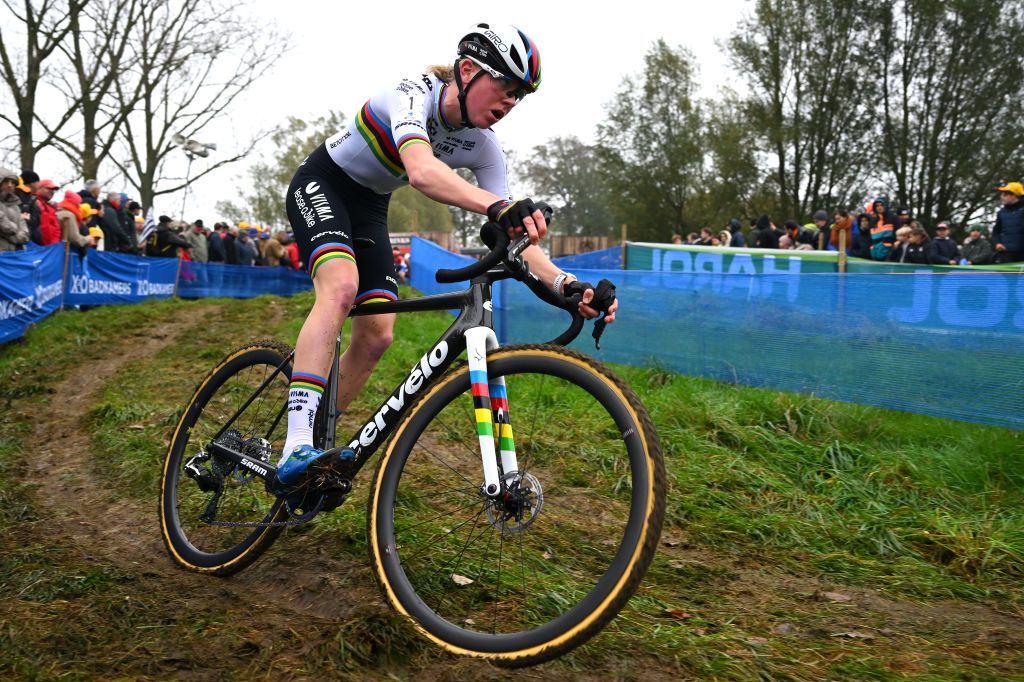 OUDENAARDE BELGIUM NOVEMBER 01 Fem Van Empel and Team Visma Lease A Bike competes in the breakaway during the 35th Trofee Oudenaarde Koppenbergcross 2024 Womens Elite on November 01 2024 in Oudenaarde Belgium Photo by Luc ClaessenGetty Images