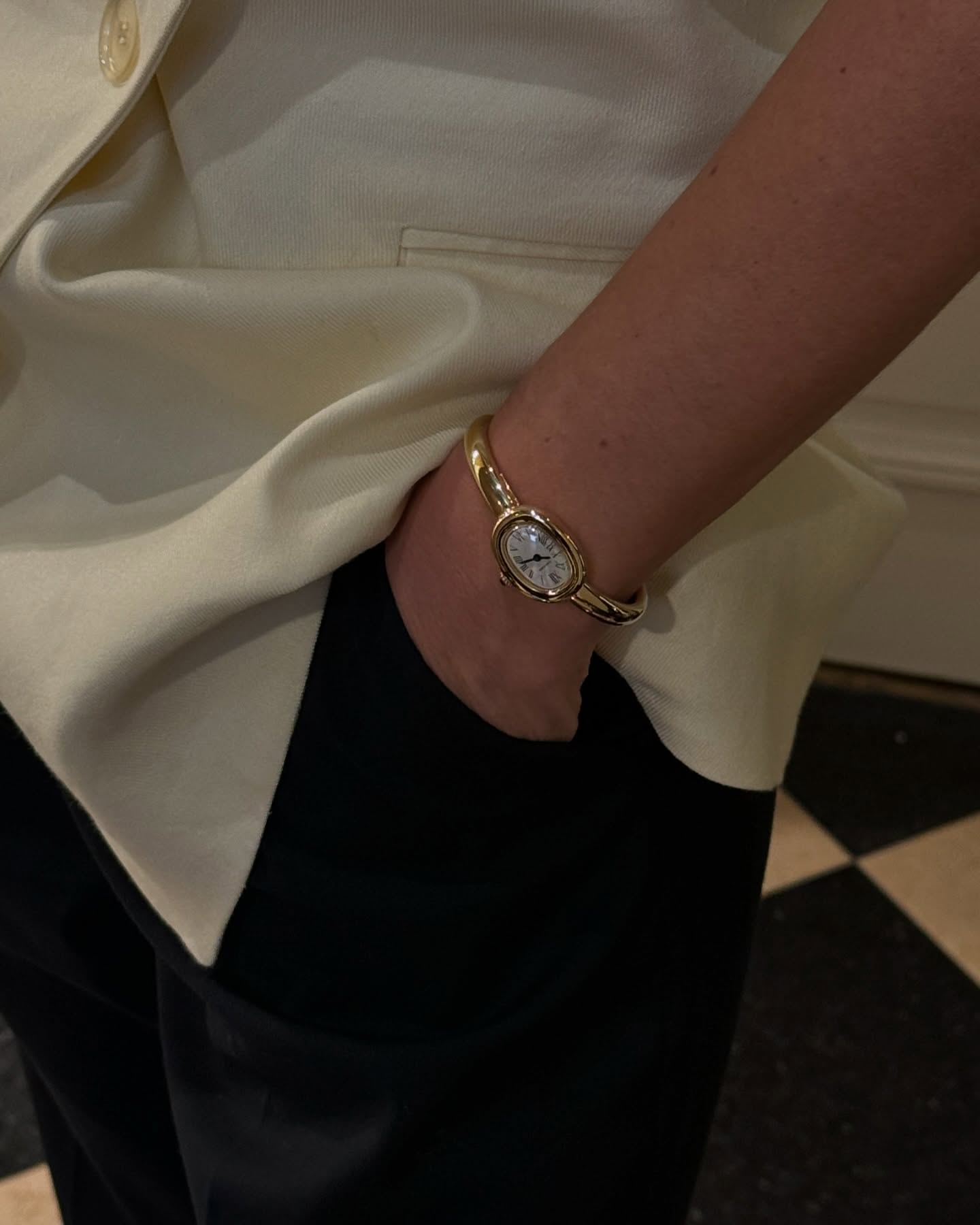 A close-up image of @annelauremais wearing the Cartier Baignoire.