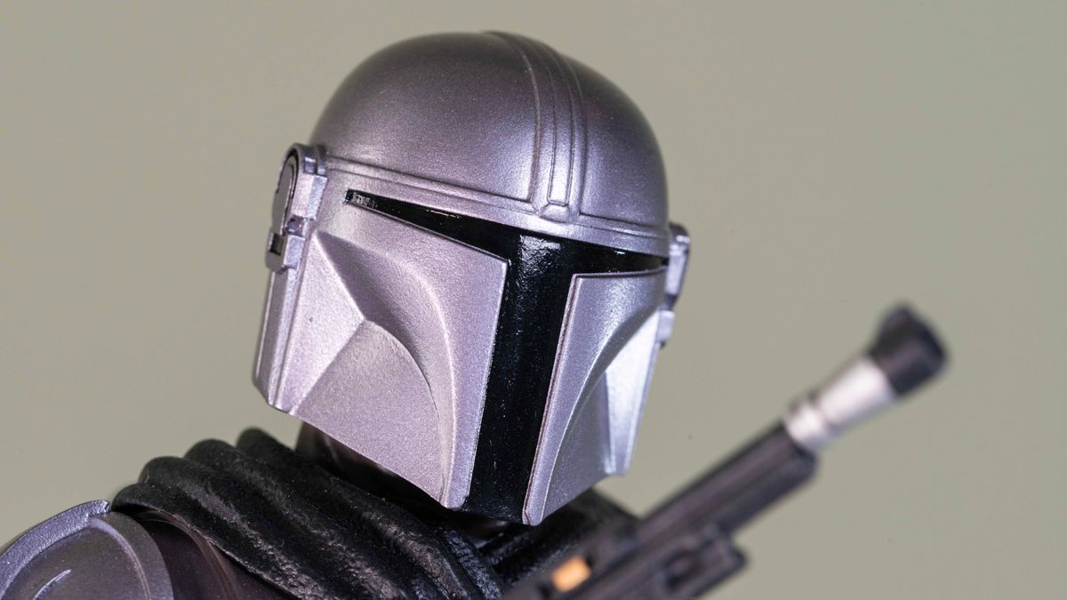 Mando's helmet on the Mandalorian &amp; Grogu 1:6 scale Mini Bust
