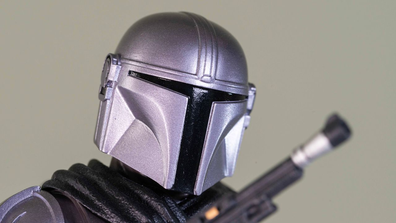 Mando's helmet on the Mandalorian &amp; Grogu 1:6 scale Mini Bust