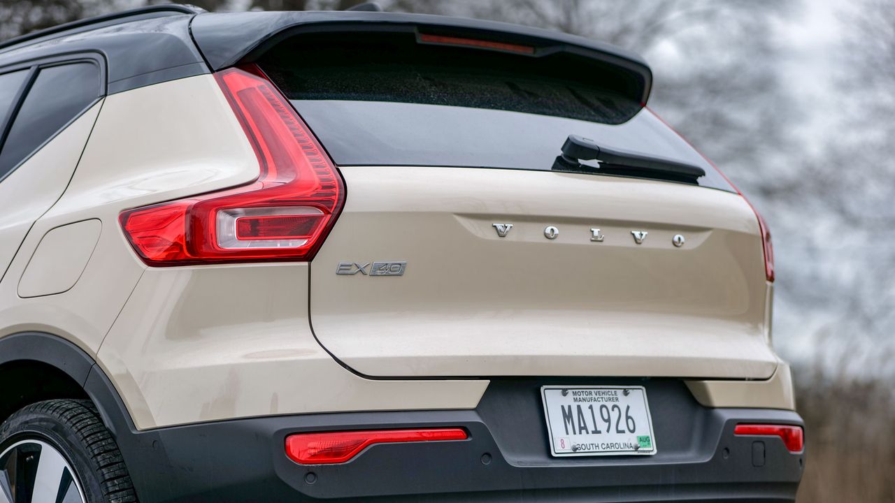 2025 Volvo EX40 Ultra Twin Motor test drive review.