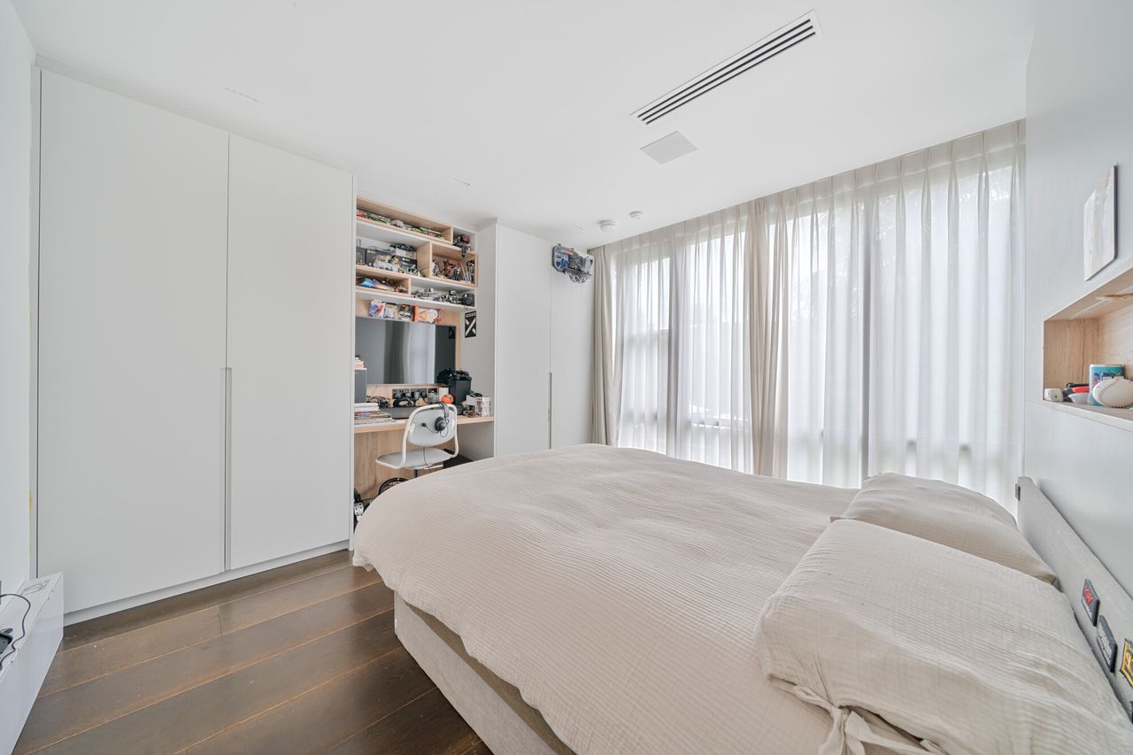 Images of a property on Lakeside Drive, Esher