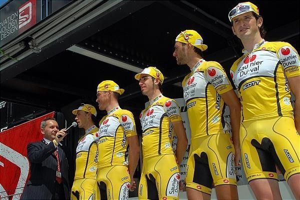 &Aacute;ngel G&oacute;mez G&oacute;mez (Saunier Duval-Scott) with his teammates.