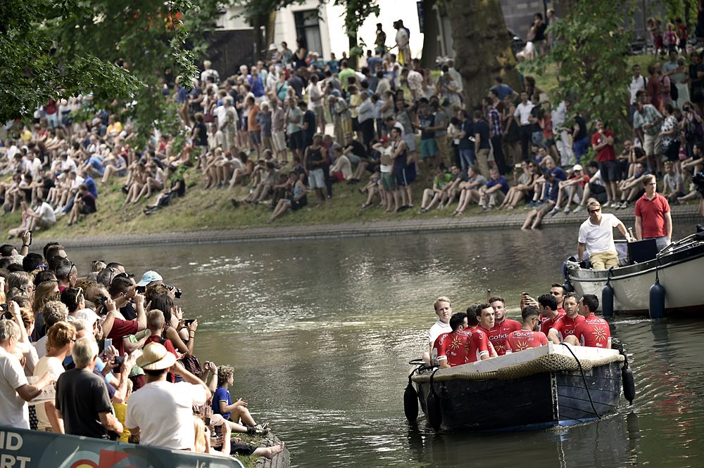 Crowds sit along the side of the Oudegracht canal to see the teams