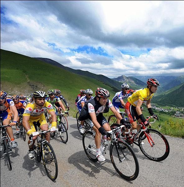 Sastre was up front on the Col de Croix Fer and dressed well for the four degrees centigrade. He dropped back on the final climb.