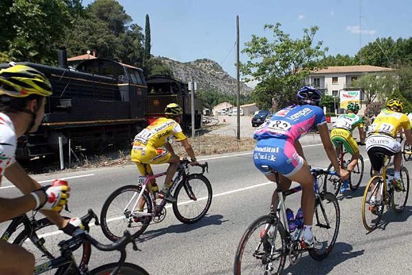 Simoni, Ballan and others look at the nice train