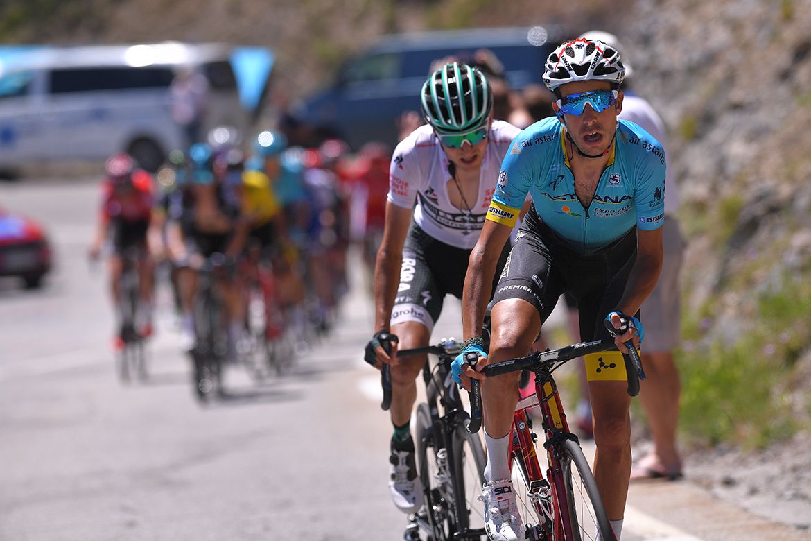 Fabio Aru (Astana) accelerates on Alpe d'Huez.