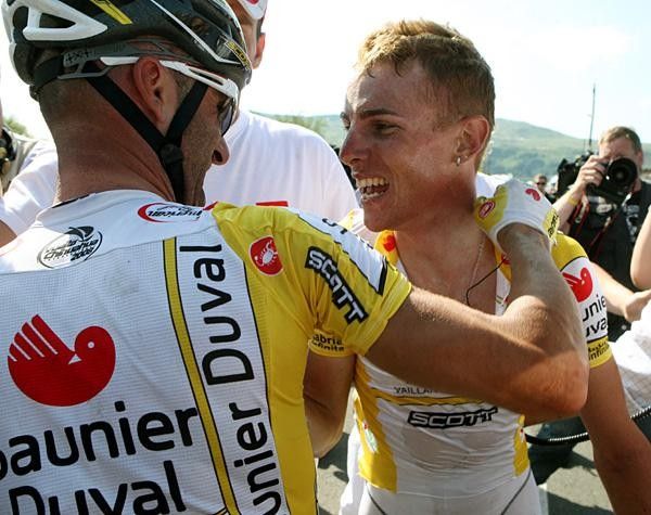 Ricc&ograve; receives congratulations from team-mate Leonardo Piepoli.